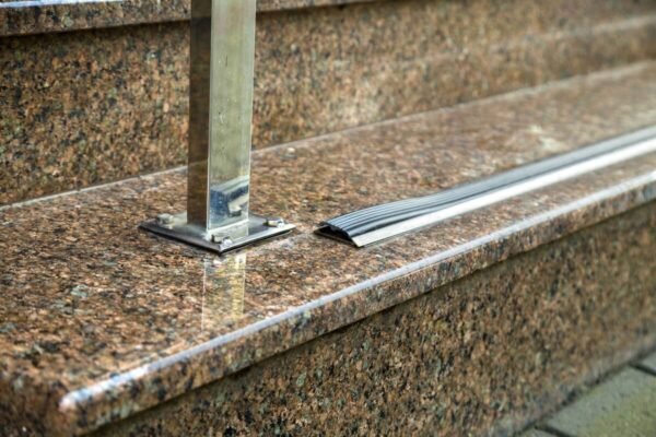 Balustrada na schodach granitowych.