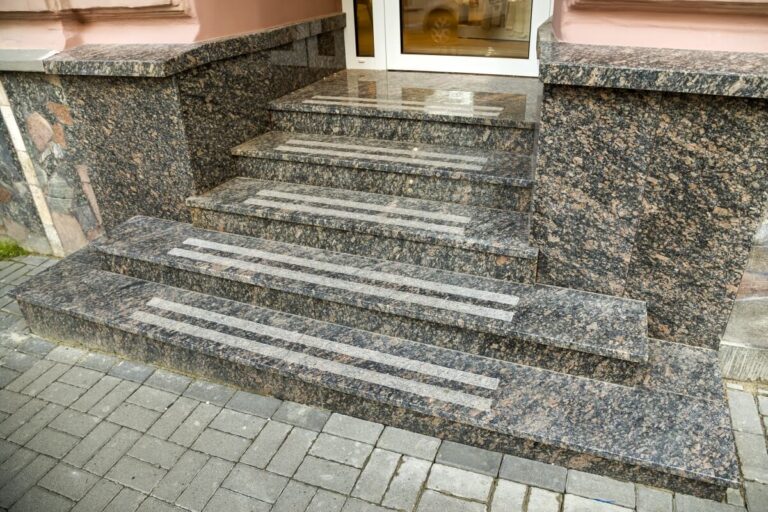 Schody granitowe prowadzą do wejścia do budynku.