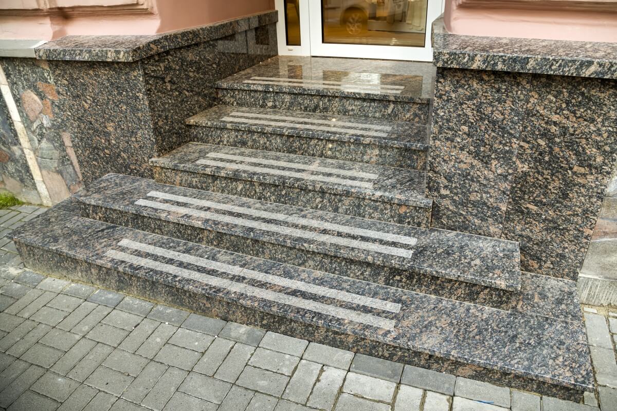 Czy schody granitowe są odporne na warunki zewnętrzne?