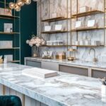 Eleganckie marmurowe blaty w luksusowym wnętrzu z półkami i złotymi detalami.
