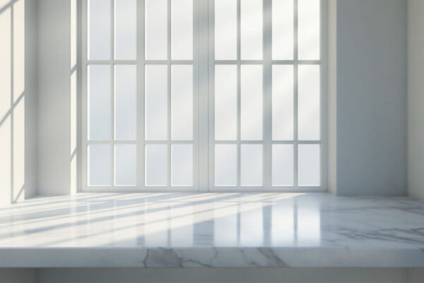 Jasne okno rzuca cienie na marmurowe parapety zewnętrzne.