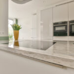 Nowoczesna kuchnia z eleganckimi blatami do kuchni.