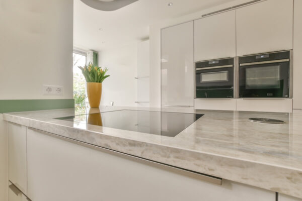 Nowoczesna kuchnia z eleganckimi blatami do kuchni.