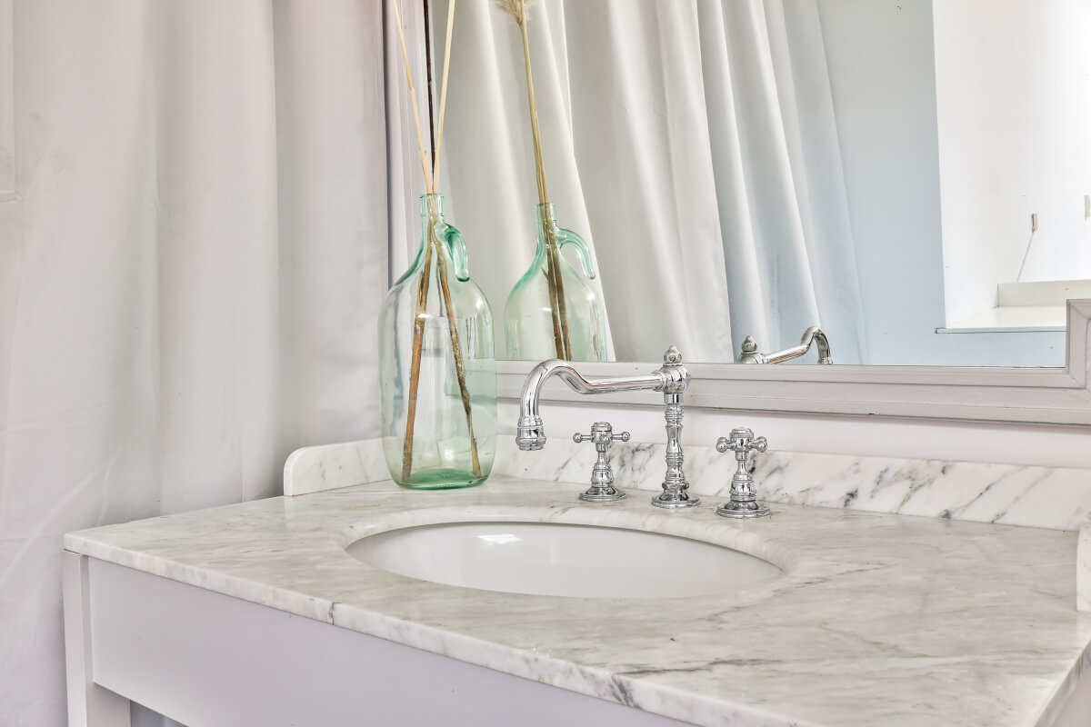 Jak wybrać trwały blat łazienkowy?